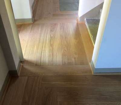 Posa parquet a filo con posa lastre in pietra